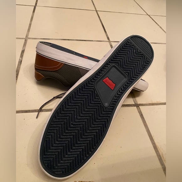 NWT Casual Levi’s Shoes - Picture 3 of 3